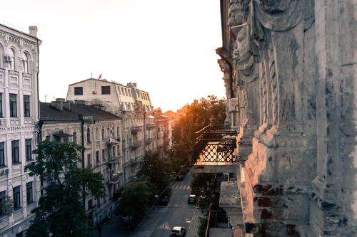 Vistas a una calle entre dos edificios en Globe Runner Hostel, en Kiev