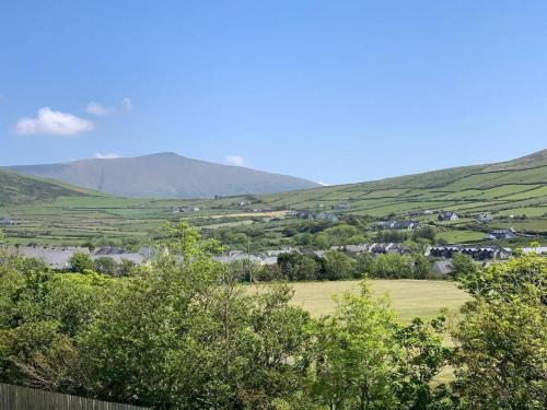 - une vue sur une vallée avec des collines et des arbres dans l'établissement Wonderful Coastal home in Dingle town, à Dingle