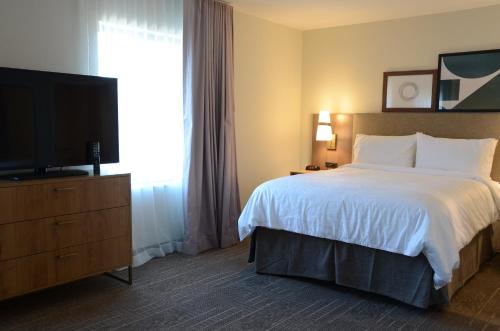 Un pat sau paturi într-o cameră la Staybridge Suites Nashville SE - Murfreesboro, an IHG Hotel