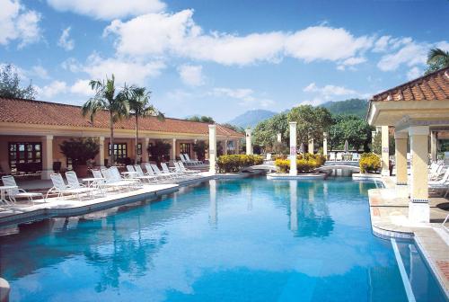 The swimming pool at or close to Grand Coloane Resort