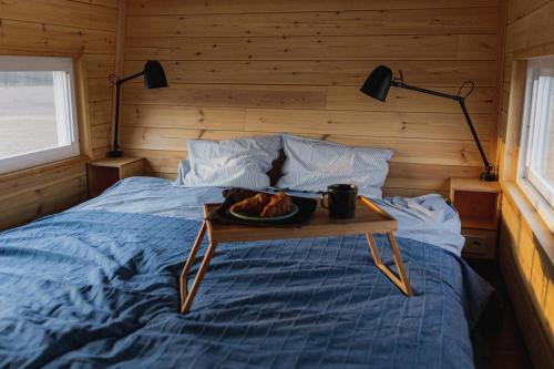 Una cama o camas en una habitación de POP Tiny House Nagymaros