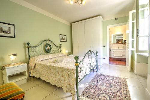 1 dormitorio con cama y bañera. en Lucca Cycling Holidays Il Tiglio Rooms, en Lucca