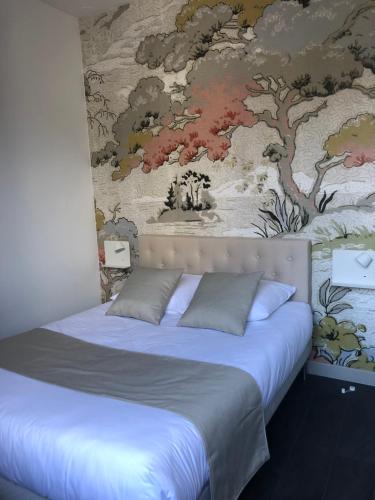 A bed or beds in a room at Hôtel Saint Eloi