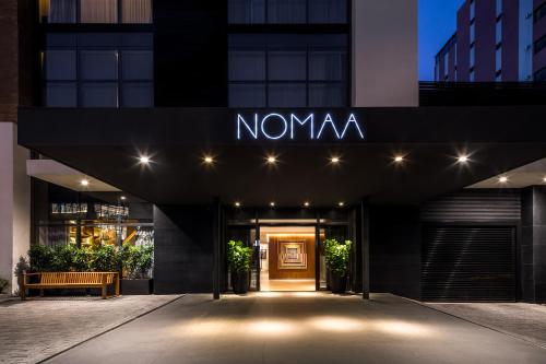 una entrada a un edificio noma por la noche en Nomaa Hotel, en Curitiba