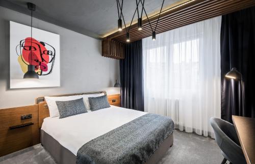 Säng eller sängar i ett rum på 7 Rooms Suites