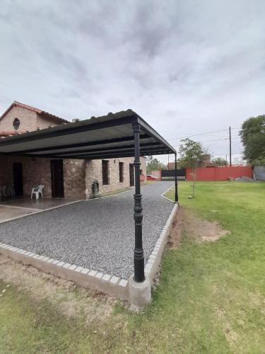 un pavillon avec un toit noir dans une cour dans l'établissement Casa Arguello, à Córdoba