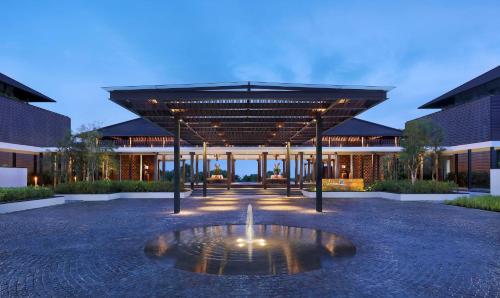 un grand bâtiment avec une fontaine devant lui dans l'établissement Radisson Blu Bali Uluwatu, à Uluwatu