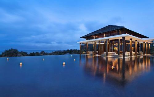 un bâtiment avec une grande étendue d'eau dans l'établissement Radisson Blu Bali Uluwatu, à Uluwatu