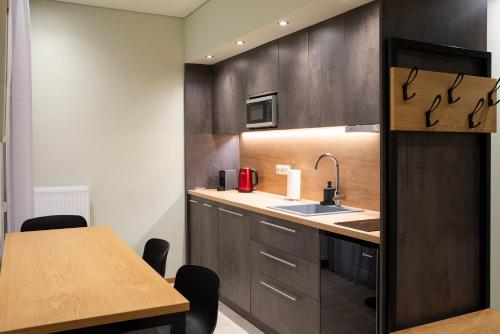 A kitchen or kitchenette at City Twins