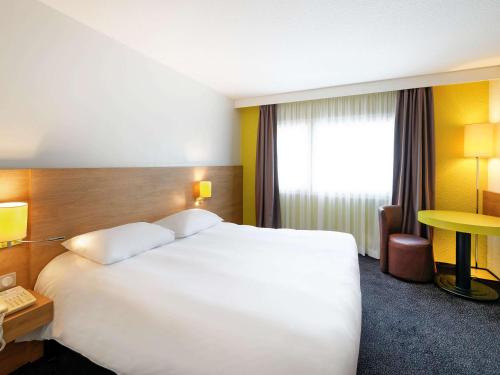 Un pat sau paturi într-o cameră la ibis Styles Chalon sur Saône