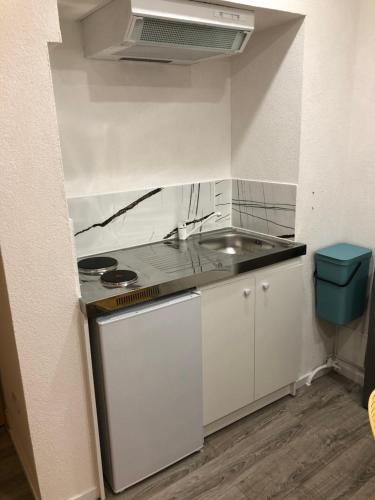 Una cocina o kitchenette en Chez Julien: appartement confort plein centre