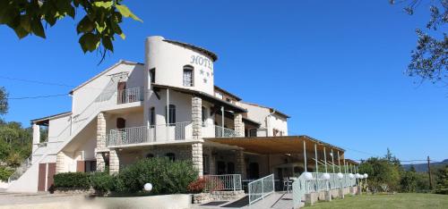 ein großes weißes Gebäude mit einem Turm in der Unterkunft Hôtel de Vacances de la Vignasse in Chandolas