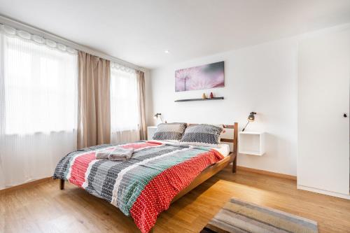 een witte slaapkamer met een bed en een raam bij Penzion Quest in Loket