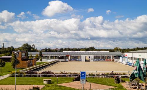 Instalaciones para jugar al tenis o al squash en Penzion v jízdárně o alrededores