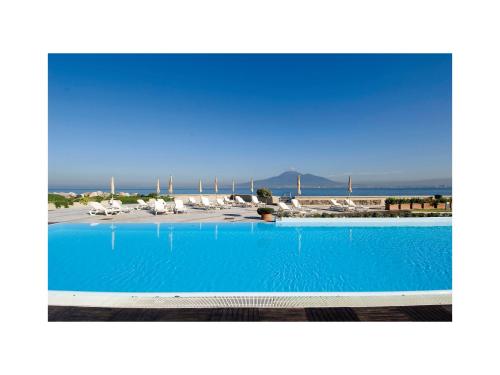 Towers Hotel Stabiae Sorrento Coast في كاستيلاماري دي ستابيا: مسبح ازرق كبير مطل على المحيط