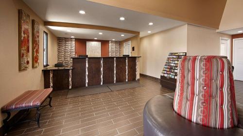 een lobby met een koffer op een bank bij Best Western Green Tree Inn in Clarksville