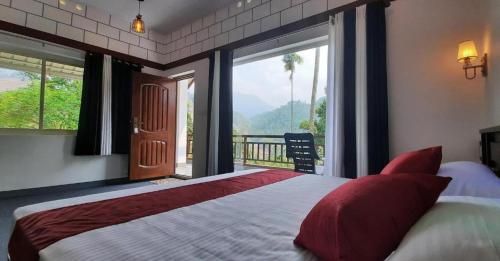 Кровать или кровати в номере Linn View Home Stay Munnar