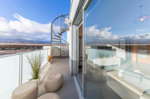 Balkon atau teras di MEDANO4YOU The Casa Celou Penthouse