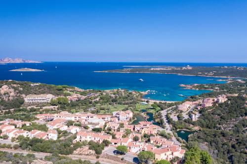 una vista aérea de una casa y del océano en Bagaglino I Giardini Di Porto Cervo, en Porto Cervo