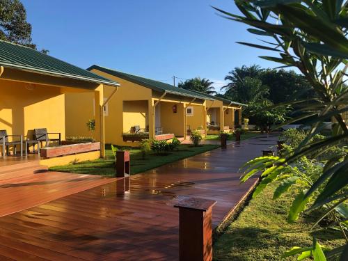 una terrazza in legno di fronte a una casa di Quinta Santa Rita - Príncipe a Cascalheira