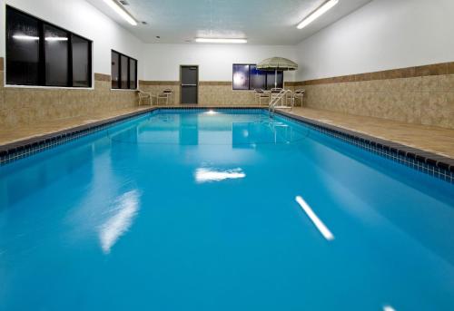 - une piscine d'eau bleue dans une chambre d'hôtel dans l'établissement AmericInn by Wyndham Council Bluffs, à Council Bluffs