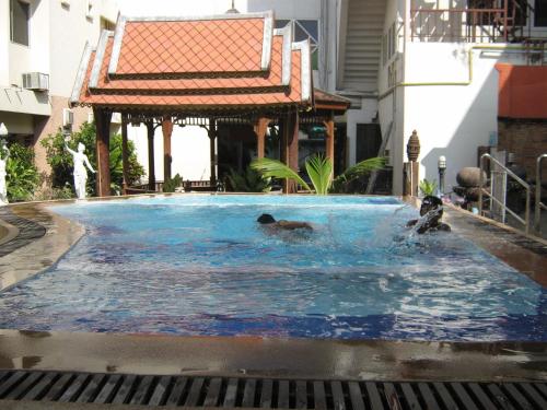 Poolen vid eller i närheten av Prince Hotel Chiang Mai