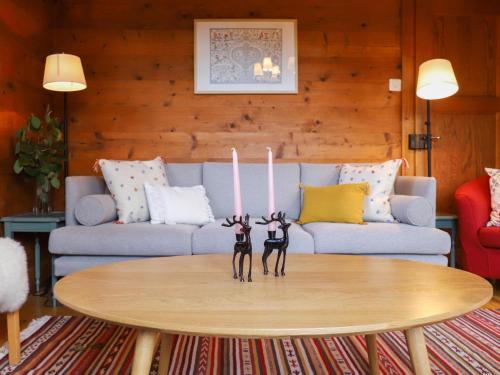 dos estatuillas en una mesa de café en una sala de estar en Chalet Chalet Merymont by Interhome, en Villars-sur-Ollon