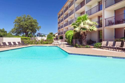 A piscina localizada em Howard Johnson by Wyndham Arlington Ballpark / Six Flags ou nos arredores