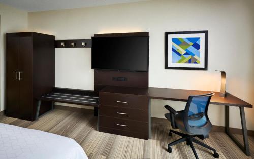 Posteľ alebo postele v izbe v ubytovaní Holiday Inn Express & Suites Windsor East - Lakeshore, an IHG Hotel