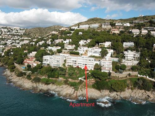 an aerial view of an island in the ocean at Apartament Belvedere in Roses