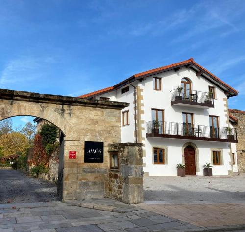 a building with an archway in front of it at Jardines Villaverde in Villaverde de Pontones