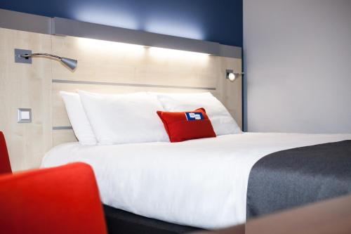 Ένα ή περισσότερα κρεβάτια σε δωμάτιο στο Holiday Inn Express Toulouse Airport, an IHG Hotel