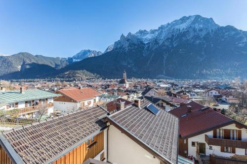 vista su una città con montagne sullo sfondo di Ferienwohnung Rosenquarz a Mittenwald