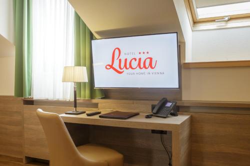 TV tai viihdekeskus majoituspaikassa Hotel Lucia