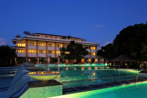 um edifício com piscina em frente a um edifício em Radisson Blu Resort & Spa Alibaug em Alibag