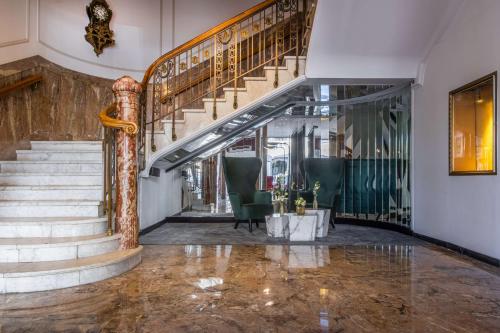 eine Treppe in einem Gebäude mit Lobby in der Unterkunft Radisson Blu Hotel Schwarzer Bock Wiesbaden in Wiesbaden