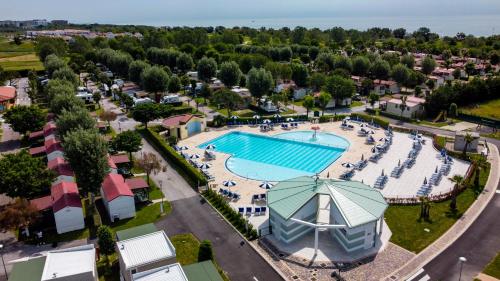 una vista aérea de una piscina en un complejo en Camping Marelago, en Caorle