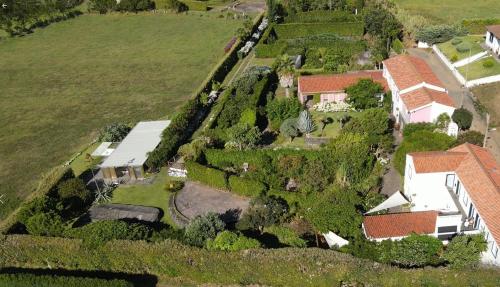 uma vista aérea de uma casa com um quintal em Quinta da Meia Eira em Castelo Branco