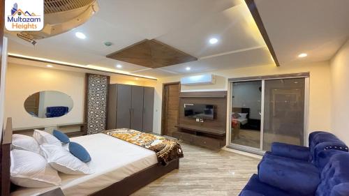 um quarto com uma cama, um sofá e uma televisão em Multazam Heights, DHA Phase 8 - 3 Bedrooms Luxury Apartments em Lahore