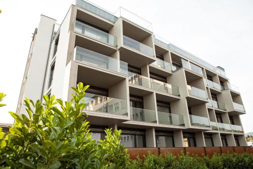 un immeuble d'appartements avec balcon et arbres dans l'établissement Suytes, à Heidelberg