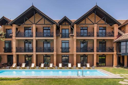 uma vista exterior de um edifício com piscina em Radisson Hotel Tamboho Waterfront Antananarivo em Antananarivo