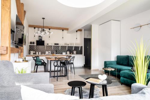 un soggiorno con divano e tavolo di Apartament Onyks a Zakopane