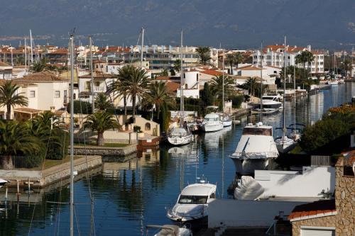 eine Gruppe von Booten, die in einem Yachthafen mit Gebäuden angedockt sind in der Unterkunft Apartamento Bahia I in Empuriabrava