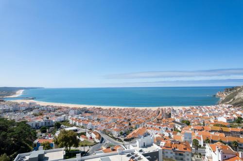 vista su una città e sull'oceano di Veronique Apartment a Nazaré