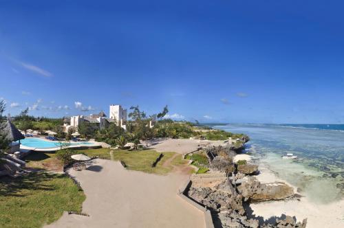 The Charming Lonno Lodge Watamu في واتامو: اطلالة جوية على الشاطئ والمحيط