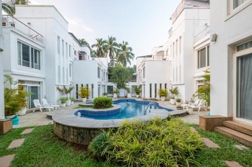 カラングートにあるSnowdrop- Exquisite 3BHK Villa with Pool- Candolim By StayMonkeyの中庭(スイミングプール付)