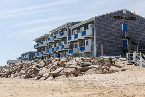 budynek na plaży obok skał w obiekcie Pleasant View Inn w mieście Westerly