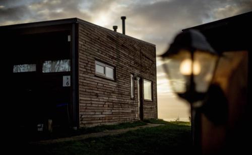 un pequeño edificio de ladrillo junto a un edificio en Cabañas Tungulú, en Puerto Montt