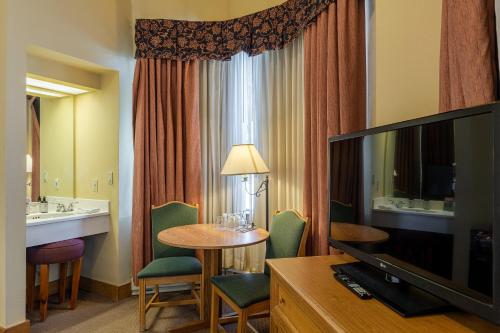 TV i/ili multimedijalni sistem u objektu Cozy Pet-Friendly King Studio in Mt, Crested Butte condo