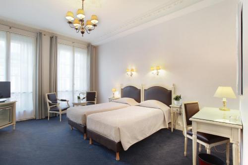 A bed or beds in a room at HOTEL DU PRINTEMPS